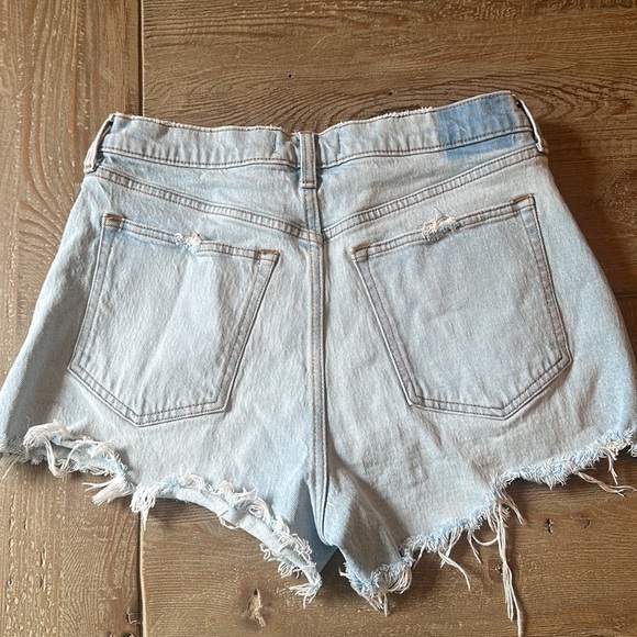Abercrombie & Fitch The Mom Hi-rise light wash denim shorts - Picture 5 of 5